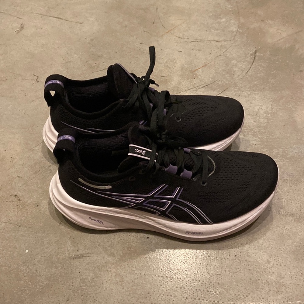 ASICS gel nimbus 26 size 8 like new condition